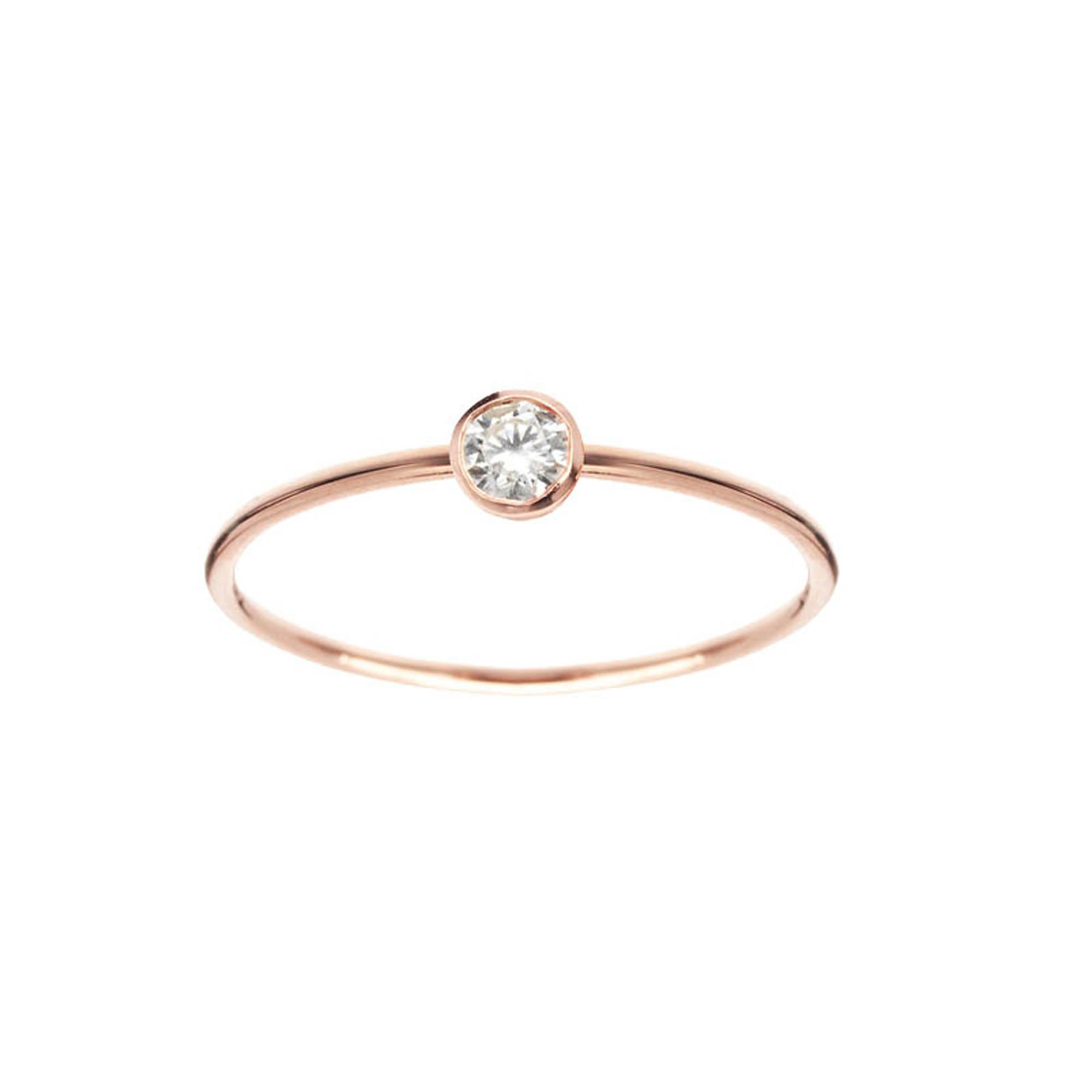 Bague de fiançailles or rose et diamant rond solitaire abordable et pas cher pour femme. Marque de Joaillerie fine de luxe moderne et tendance. Cadeau de noël, d'anniversaire et de mariage idéal. Fabriqué en France.