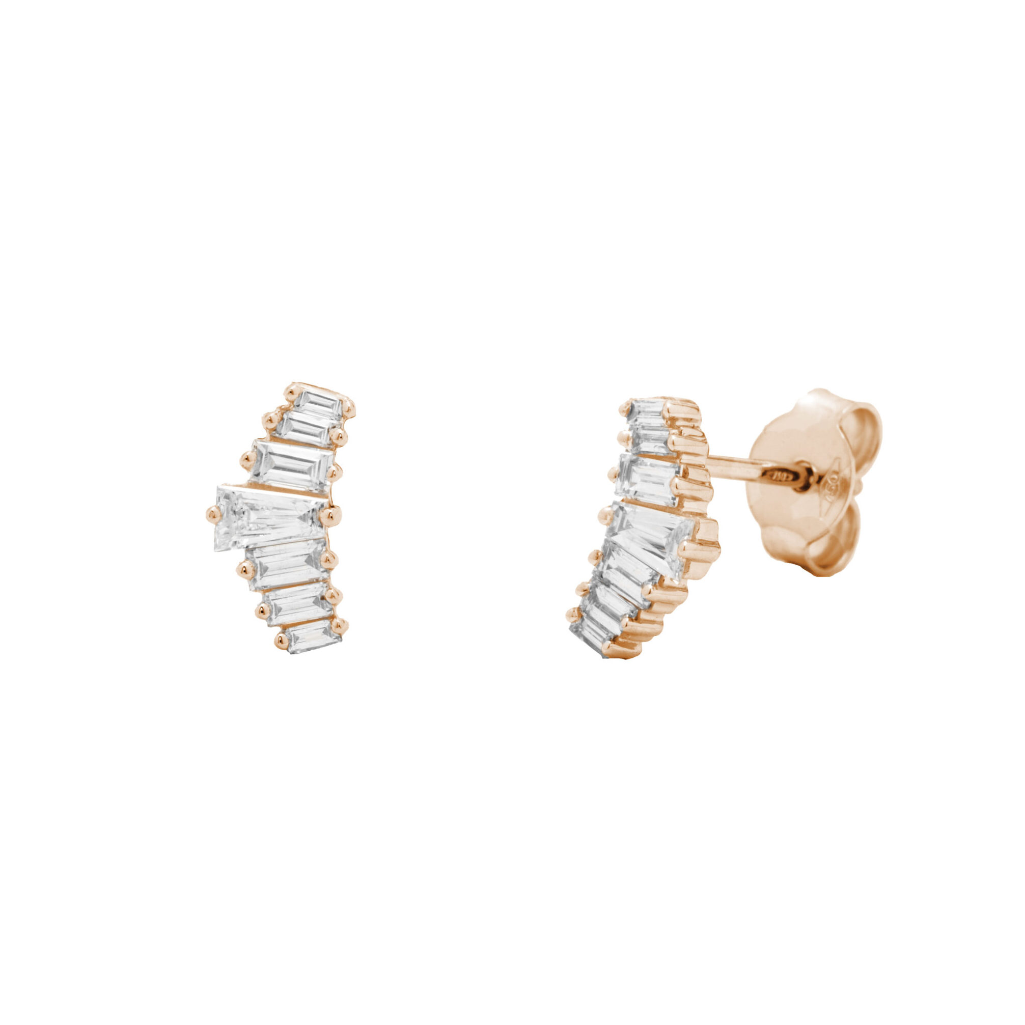 Boucles d'oreille chics et tendances en or rose et ses diamants baguette prisé par les stars et célébrités. Ce bijou de joaillerie fine made in France est un cadeau idéal pour une femme.