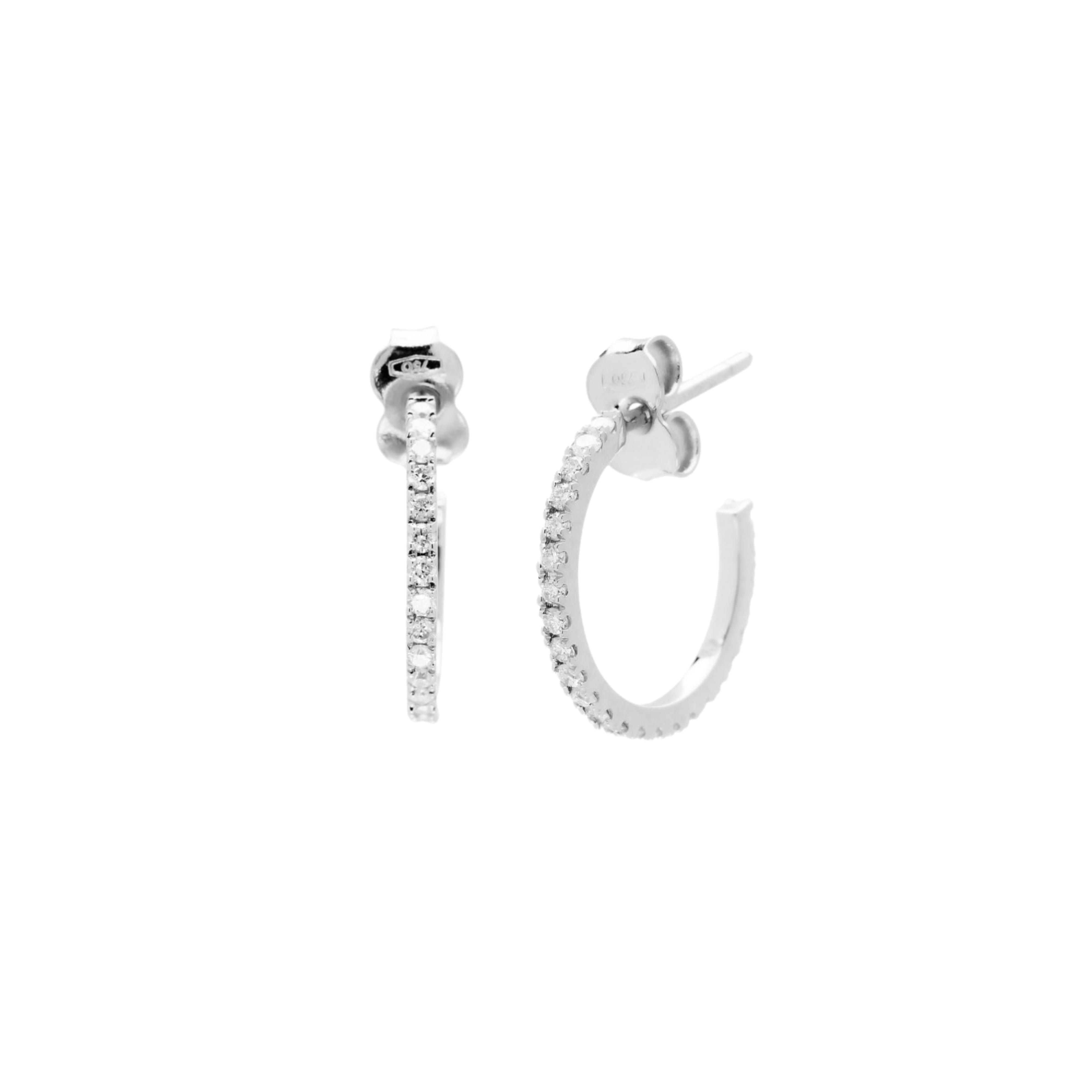 Boucles d'oreilles créoles en or blanc et diamants. Bijou délicat, raffiné et moderne fabriqué en France. Marque créateur de Joaillerie fine. Cadeau de noël, de mariage ou d'anniversaire idéal.