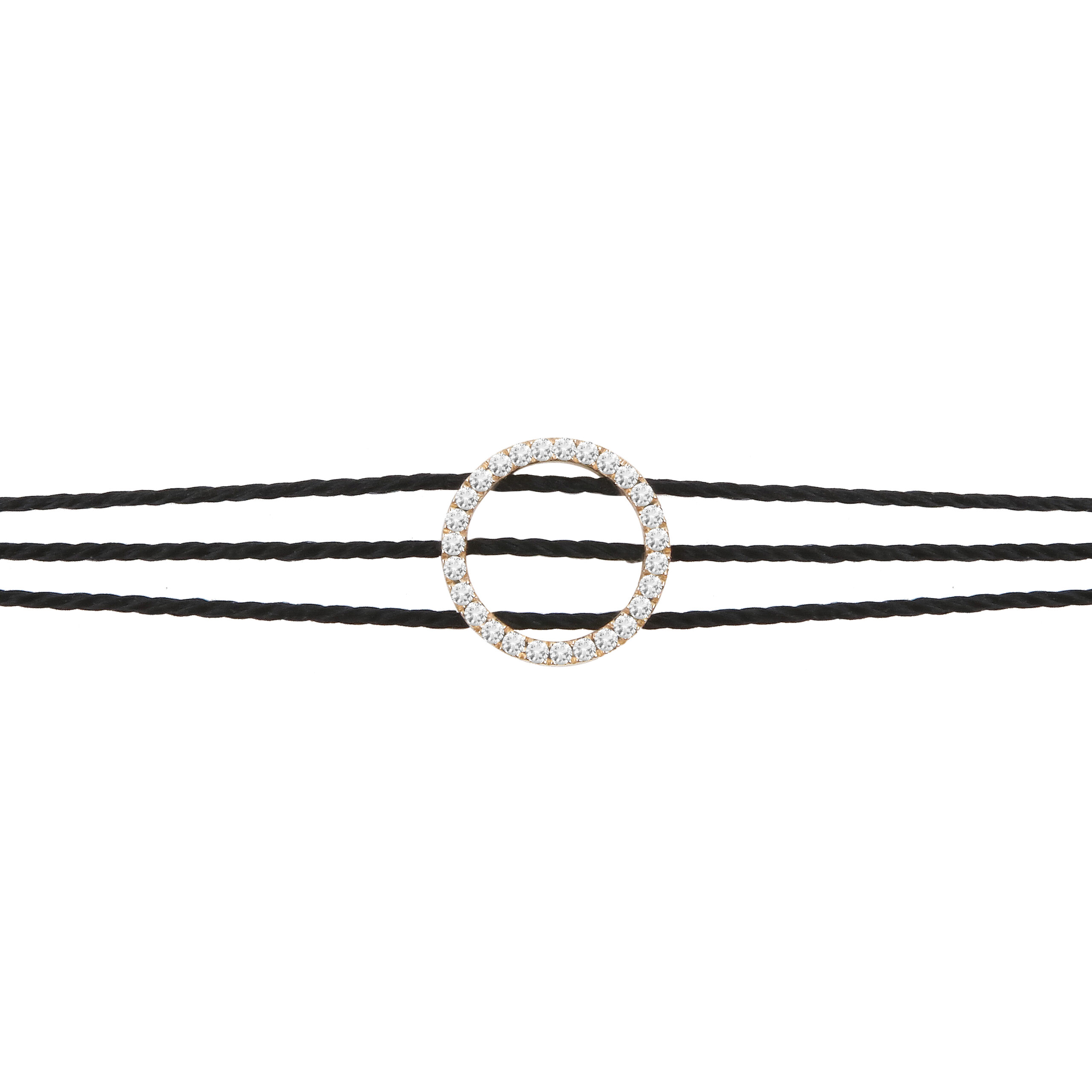Ce bijou tendance, un bracelet fil cordon noir et diamants pour femme made in France, prisé par les stars et célébrités, est le cadeau idéal et abordable pour célébrer une naissance, un anniversaire, ou une amitié.