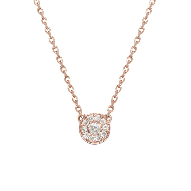 Ce collier chic et tendance en or rose et rond en diamants à superposer ou à accumuler est prisé par les stars et célébrités. Ce bijou de joaillerie fine fabriqué en France est un cadeau idéal pour l'anniversaire d'une femme.