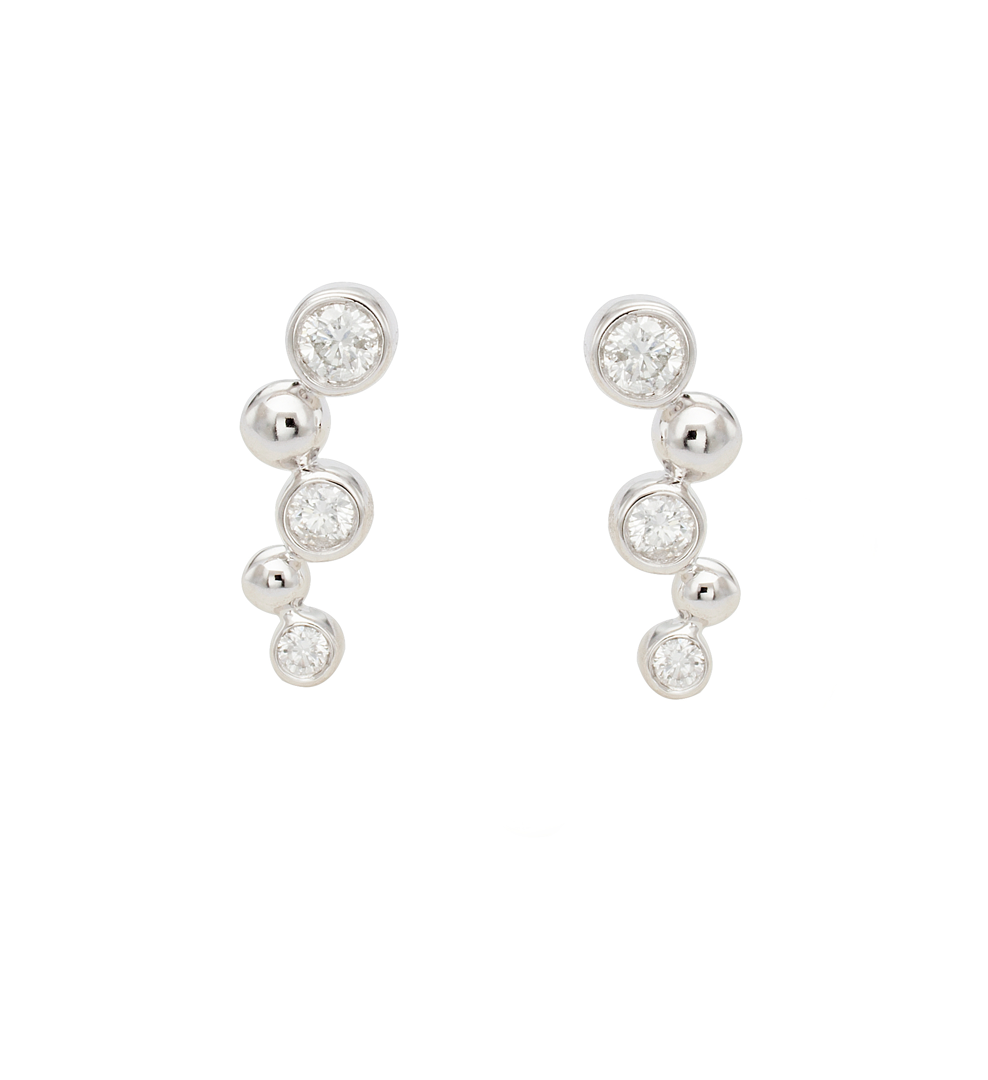 Boucles d'oreilles montantes en or blanc et diamants. Bijou fabriqué en France et est un cadeau tendance rock pour femmes.