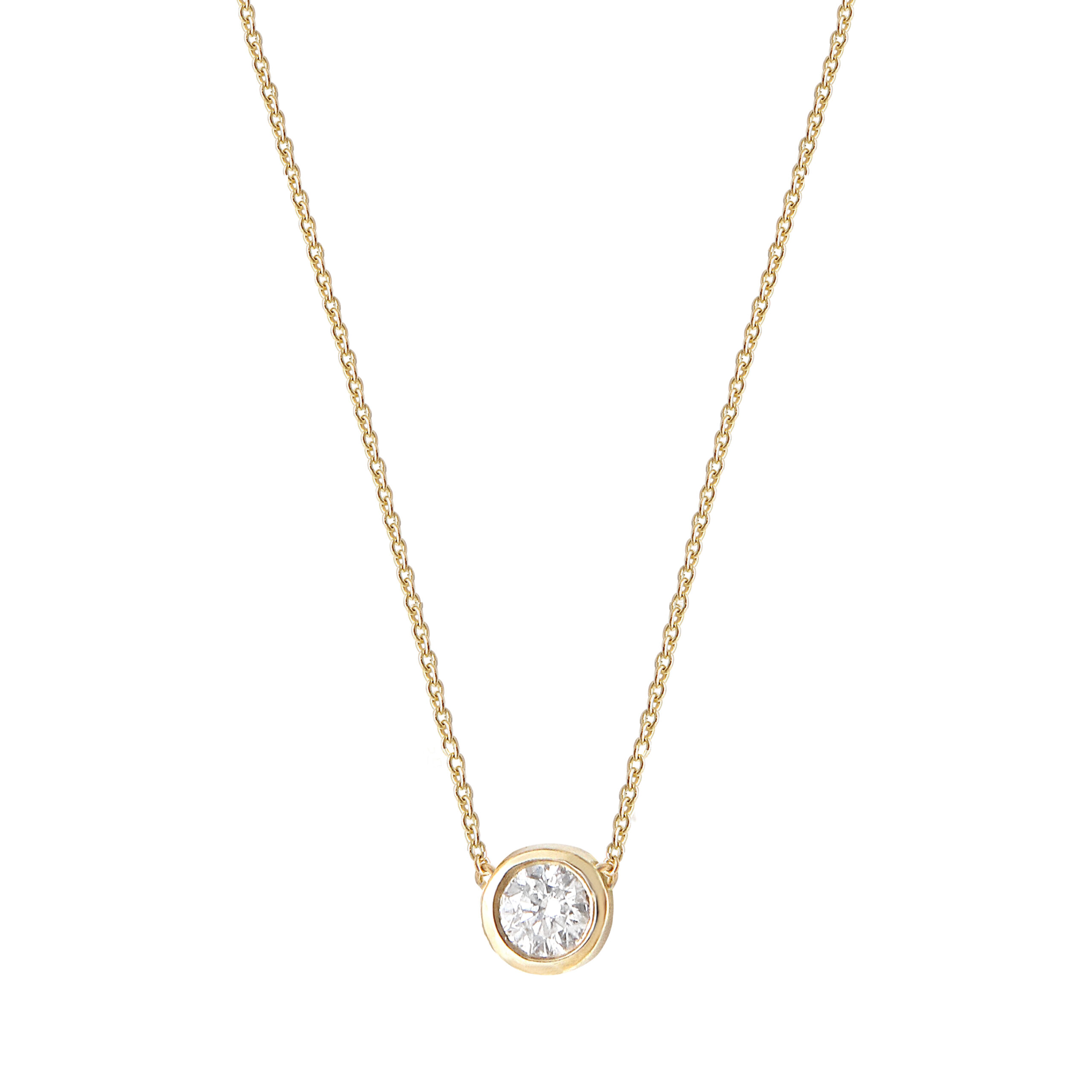 Ce collier pendentif chic et tendance en or jaune et son diamant solitaire prisé par les stars et célébrités. Ce bijou de joaillerie fine fabriqué enFrance est un cadeau idéal pour une femme.
